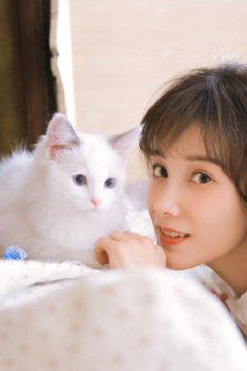 公交车上的女孩